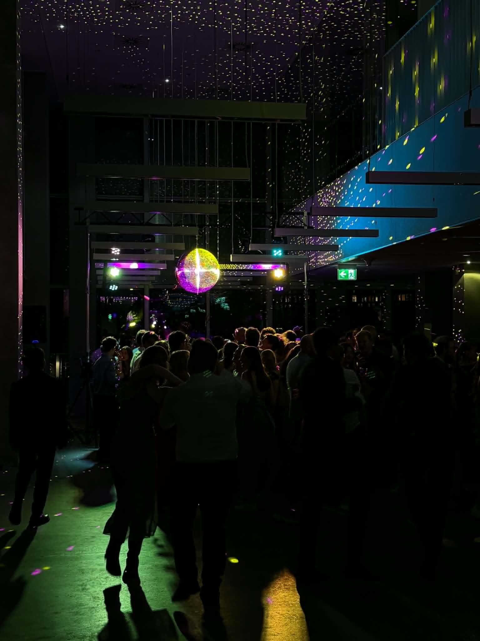 Diskokugle og crowd