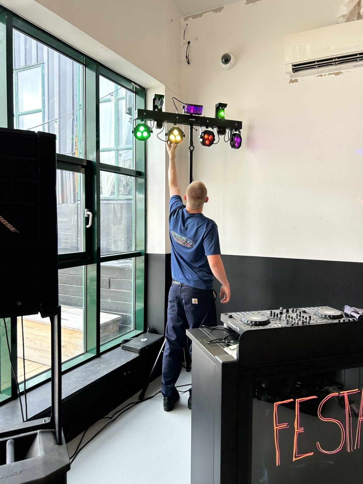 Finjustering af lysbro ved DJ-pult