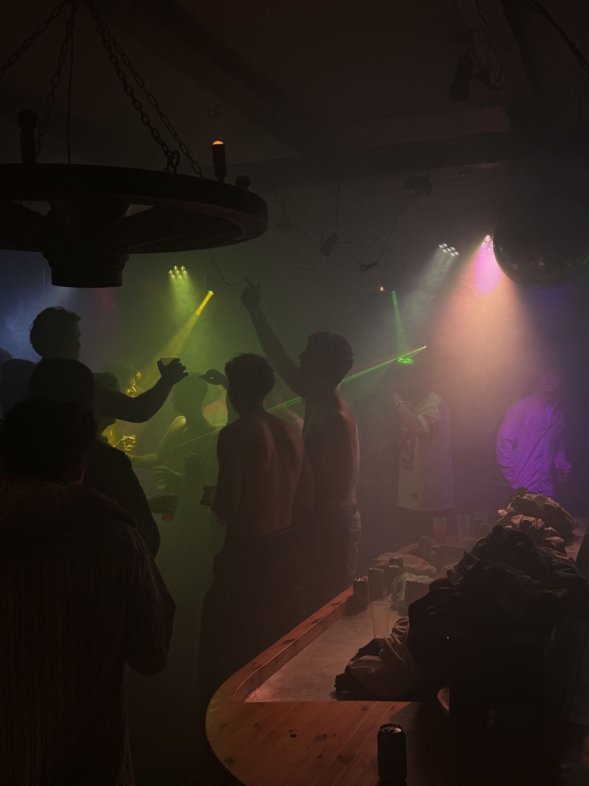 Gult og lilla lys over festen
