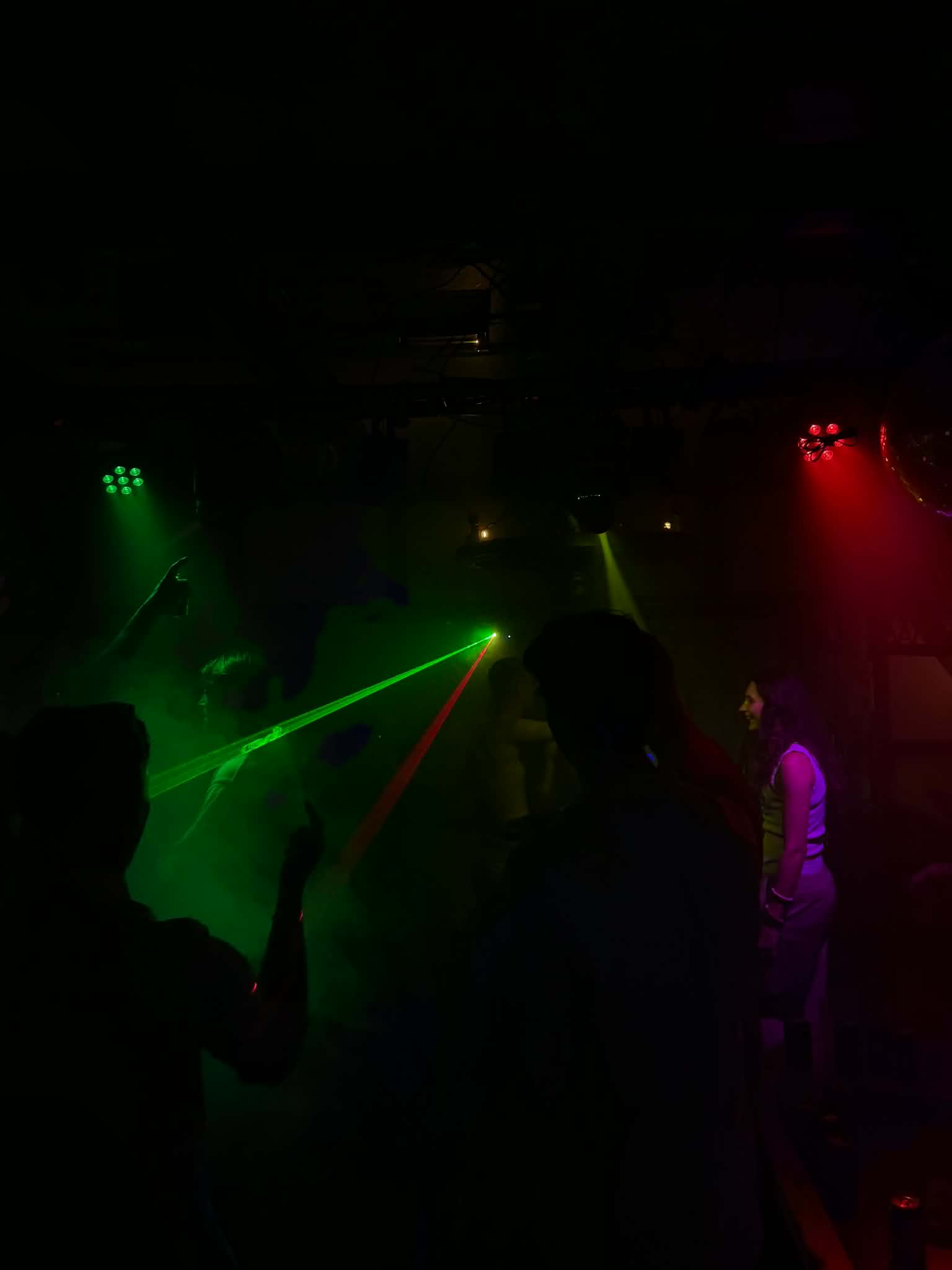 Grøn laser og rødt lys i mørket