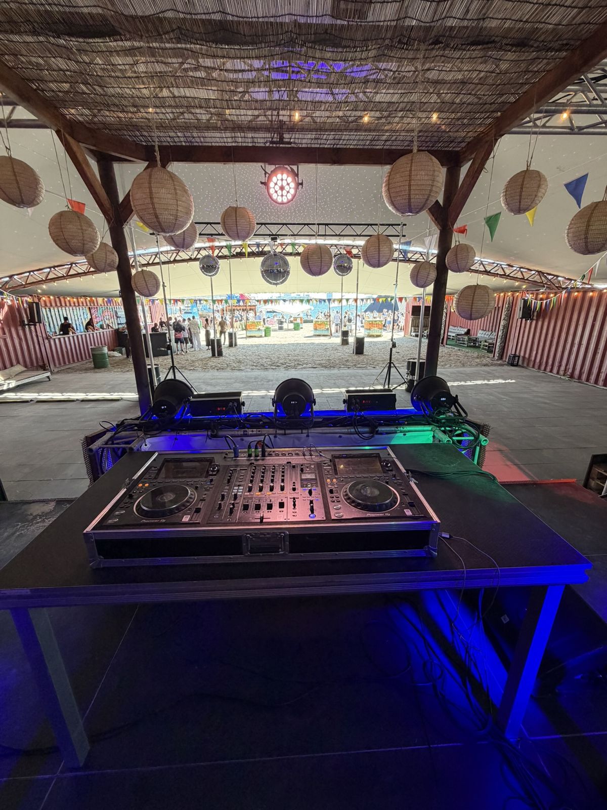 Udsigt fra DJ-pulten over strandvenue