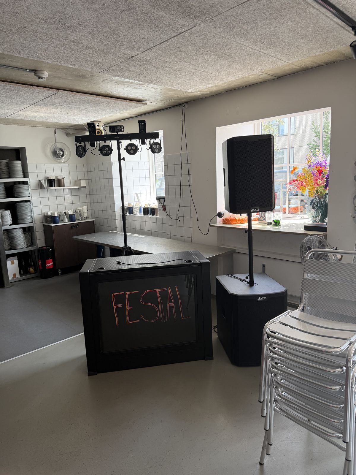 DJ-pult og højttaler klar til fest
