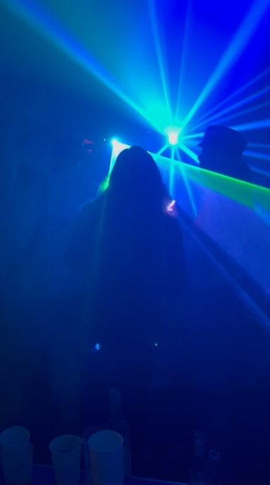 Blå laserstråler i røg