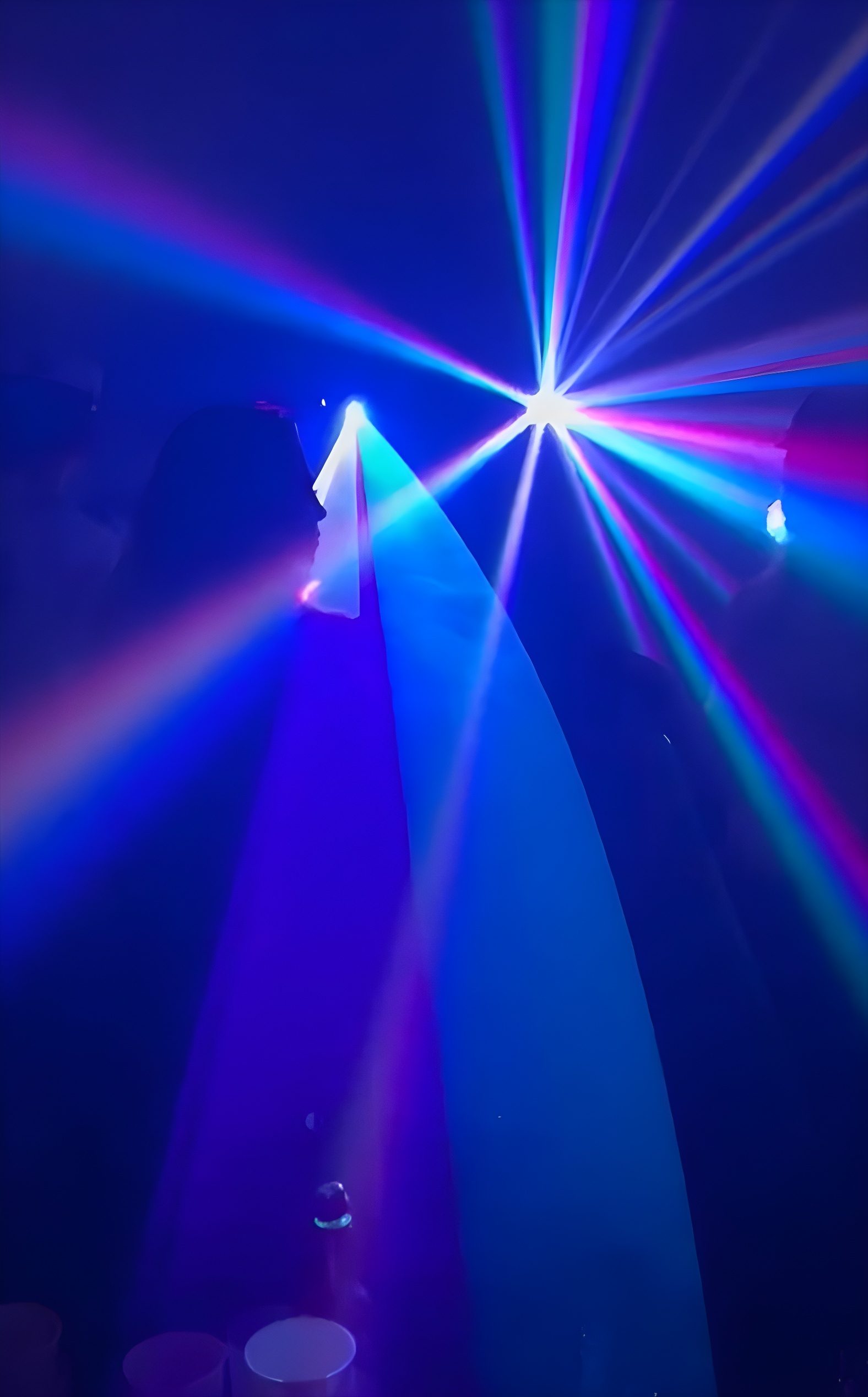 Laserstråler i røg over dansegulvet
