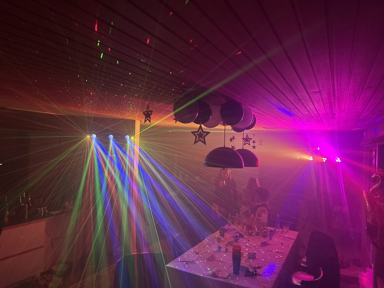 Pink og grønne lasere over festbordene