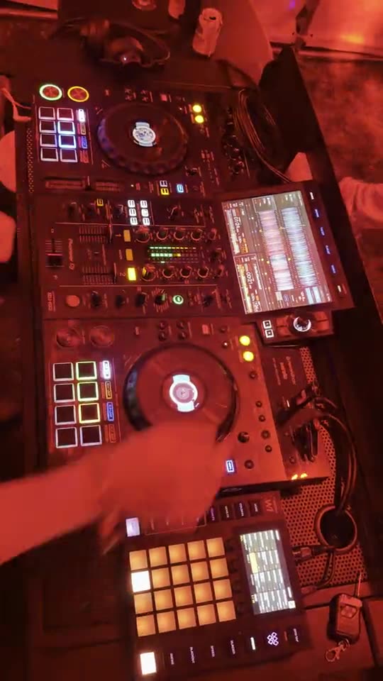 DJ-pult i rødt lys